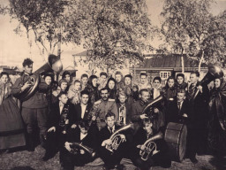 Совместная репетиция духового оркестра и хора села Ловозеро. 1948-1949 год