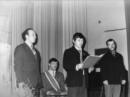 Ерохин Вячеслав, электрослесарь энергоцеха, зачитывает рапорт от имени победителей социалистического соревнования на Ловозерском ГОКе октябрь. 1977 год