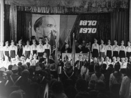 Торжественное собрание тружеников Ловозерского района. Приветствие пионеров. 1970 год