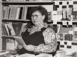 Беляева Анастасия Александровна, продавец магазина «Книги» с. Ловозеро. 1978 год