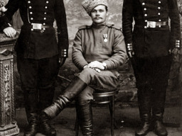 Терентьев Пётр Иванович, коми с. Ловозера, на военной службе в Польше (крайний слева). 1913 год