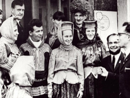 Саамы села Ловозера, прибывшие в составе делегации Мурманской области на III праздник Северного Калотта, встретились с саамами Норвегии и Финляндии. Июль 1968 года