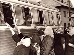 Проводы детей школы-интерната села Ловозеро в пионерский лагерь на юг. 1967 год