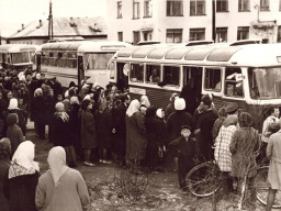Проводы детей школы-интерната села Ловозеро в пионерский лагерь на юг. 1967 год