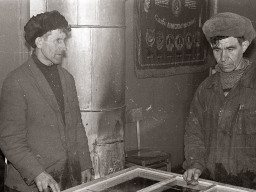 Субботник в с.Ловозеро, посвященный 50-летию образования СССР. Работники совхоза «Тундра» на застеклении оконных рам. Апрель 1972 года
