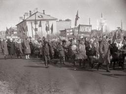 100-летие В.И. Ленина. Праздничная колонна Ловозерской средней школы идет возлагать венки к памятнику Ленина. 1970 год