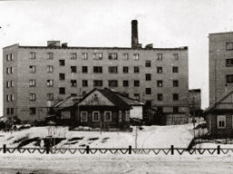 Село Ловозеро. Новые дома по ул. Колхозной № 1, № 9, № 13. В центре дом, выстроенный совхозом «Тундра» для специалистов и семей пастухов-оленеводов. На переднем плане старые дома. 1972 год