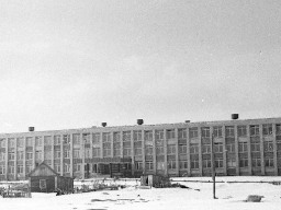 Здание новой школы в с. Ловозеро. 1972 год