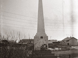 Памятник погибшим воинам в годы Великой Отечественной войны в с.Ловозеро. 1972 год