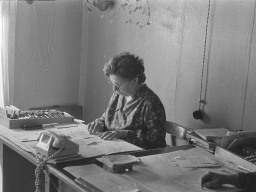 Андреева Марфа Максимовна - старейшая работница ловозерского узла связи. 1971 год