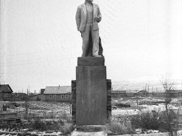 Памятник В.И. Ленину в с. Ловозеро. 1972 год