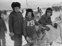 Юные оленеводы - участники районного Праздника Севера в Ловозера. 1982 год