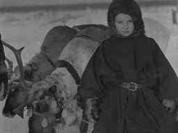 Участник районного Праздника Севера в Ловозере Фефелов Олег в малице. 1981 год