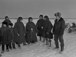 Зрители и болельщики на районном Празднике Севера в Ловозере. 1981 год