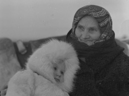 Галкина Анна Александровна с внучкой Машей на районном Празднике Севера в Ловозере. 1981 год