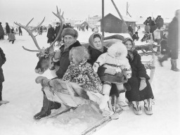 Семья оленеводов на районном Празднике Севера в Ловозере. 1981 год