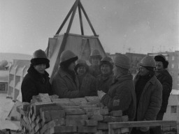 Одна из лучших бригад строителей строительно-монтажного управления «Ловозерстрой» на строительстве здания исполкома. 1986 год