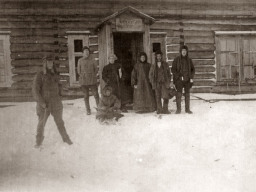 У здания Ловозерского ВИКа (волостного исполнительного комитета). 1925 год