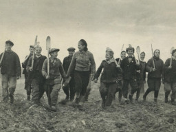 Ученики Ловозерской школы идут на поле помогать взрослым. 1943 год