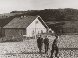 Вид д. Варзино Ловозерского района. На 1-ом плане жилой щитовой дом. 1966 год