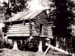 Саамский амбарчик - «избушка на курьих ножках» на озере. 1939 год