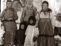 Саамы на фоне чума. Середина XX века