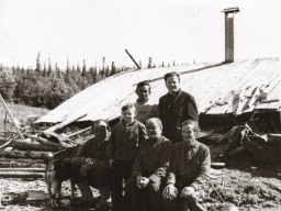 Керт Георгий Мартынович среди рыбаков. Ловозеро. 1960-е