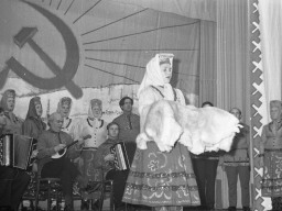 Ловозерский ансамбль песни и танца на вечере, посвящённом 40-летию ансамбля. 13 ноября 1976 года