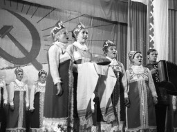 Ловозерский ансамбль песни и танца на вечере, посвящённом 40-летию ансамбля. 13 ноября 1976 года