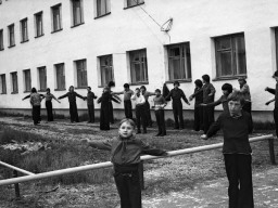 Утренняя физическая зарядка в Ловозерской школе-интернате № 1. 1977 год