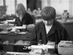 Урок труда в школьной мастерской в Ловозерской школе-интернате № 1. 1977 год