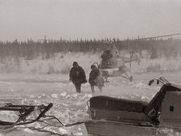 Оленеводы совхоза «Тундра» прибыли на вертолете на дежурство в стадо. 1989 год