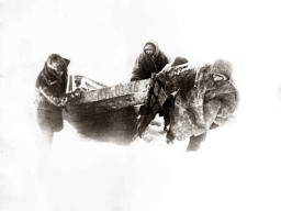 «Буран в тундре» (группа саамов, тянущих лодку по снегу). 1984 год
