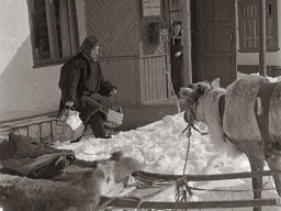 Передвижная библиотека. Книги для отправки в тундру. В кадре - Сорванов Василий. 1971 год