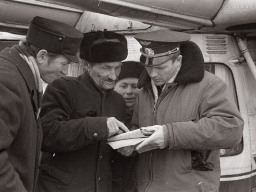 Вертолет Ка-26 доставил почту оленеводам 8-й бригады колхоза «Тундра». 1970 год