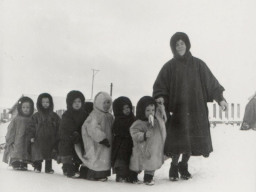 На прогулке детских яслей № 2 колхоза «Тундра». 1970 год
