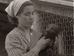 Одна из лучших звероводов колхоза «Тундра» Бурова Галина Герасимовна. 1967 год