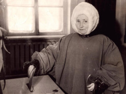 Колхозница колхоза «Тундра» Юшкова Мария опускает бюллетень в урну на выборах в местные Советы. 1969 год