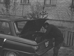 Филиппов Леонид Афанасьевич, тракторист совхоза «Тундра», у своей машины «Запорожец». Август 1971 года