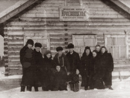 Работники колхоза «Краснощелье». Пятый слева - Кузнецов Григорий Сидорович - директор совхоза «Тундра». 1970 год