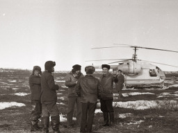 Члены агитбригады Ловозерского Дома культуры у оленеводов 2-й бригады совхоза «Тундра». 1979 год