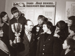 Члены кружка «Юный оленевод» Ловозерского Дома пионеров. 1980 год