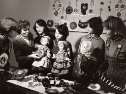 Члены кружка национальных изделий Ловозерского Дома пионеров. 1980 год