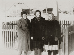 Село Воронье.  У памятника погибшим летчикам в ВОВ. 1961 год