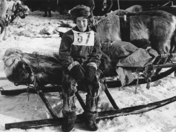 Богаев Олег, русский, учащийся Ловозерской школы - интерната, член кружка «Юный оленевод», на сорервеованиях на Празднике Севера в Мурманске. 1979 г.