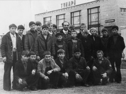 Учащиеся 1-ой группы ПТУ № 21 по подготовке оленеводов-механиков. Среди них мастер производственного обучения Юрьев П.П. 1 октября 1974 г.