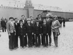 Члены кружка «Юный оленевод» Ловозерского Дома пионеров в Москве на Красной площади у Мавзолея. 1979 г.