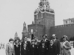 Члены кружка «Юный оленевод» Ловозерского Дома пионеров в Москве на Красной площади у Спасской башни Кремля. 1979 г.