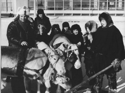Юные оленеводы Ловозерского Дома пионеров в Ледовом дворце спорта г. Оленегорска на встрече с юными фигуристами. У оленьей упряжки. 1-й слева - руководитель кружка Юрьев П.П.. 1980 г.